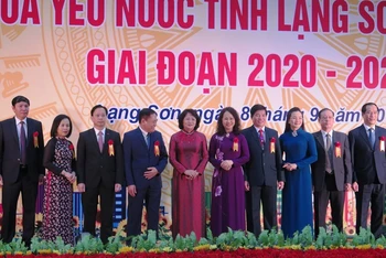 Phó Chủ tịch nước Đặng Thị Ngọc Thịnh với các đại biểu điển hình tiên tiến của tỉnh.