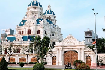 Lâu đài của đại gia xăng dầu Ngô Văn Phát trên đường Lê Hồng Phong, quận Hải An (TP Hải Phòng). 