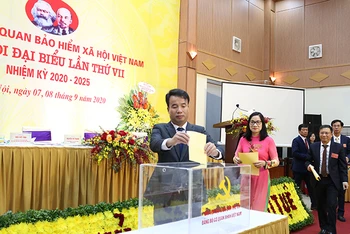 Các đại biểu bỏ phiếu bầu chọn Ban Chấp hành Đảng bộ cơ quan BHXH Việt Nam nhiệm kỳ 2020-2025 (Ảnh: VSS).