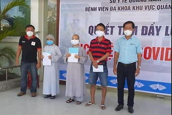Bệnh viện đa khoa khu vực Quảng Nam trao giấy ra viện cho các BN khỏi bệnh.