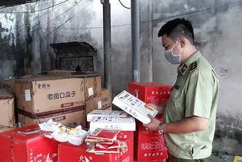 Đội QLTT số 4 bắt giữ bánh Trung thu nhập lậu tại phường Ngã Tư Sở (Hà Nội).