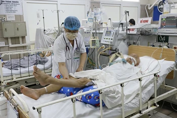 Ca ngộ độc nặng tại Bệnh viện Bạch Mai đang được chăm sóc tích cực.
