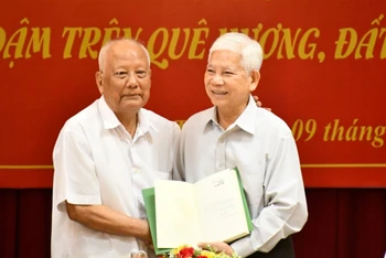 Đồng chí Lê Phước Thọ tặng sách cho nguyên Chủ tịch nước Nguyễn Minh Triết.