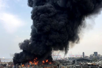 Cột khói đen bốc lên từ cảng Beirut. (Ảnh: Reuters)