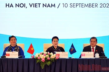 Chủ tịch Quốc hội Nguyễn Thị Kim Ngân chủ trì họp báo. Ảnh: DUY LINH