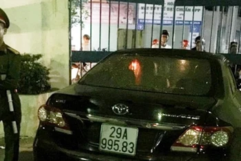 Chiếc xe ô-tô do ông Nguyễn Văn Điều lái gây tai nạn tại TP Thái Bình rồi bỏ chạy, chiều 8-5. (Ảnh NDCC)