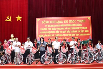 Phó Chủ tịch nước Đặng Thị Ngọc Thịnh trao tặng xe đạp cho các em học sinh nghèo hiếu học huyện Đắk Đoa.