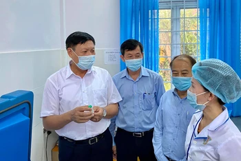 Thứ trưởng Y tế Đỗ Xuân Tuyên kiểm tra công tác tiêm phòng bạch hầu tại Kon Tum.
