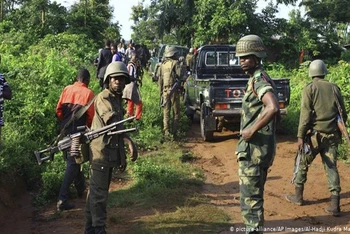 Binh sĩ tuần tra gần khu vực Beni, phía đông Congo. (Ảnh: AP)