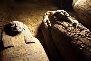 Các nhà khảo cổ học tin rằng đây là những quan tài xác ướp cổ nhất thế giới (Ảnh: CNN)