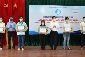 Trao tặng máy tính cho sinh viên tại Đà Nẵng.