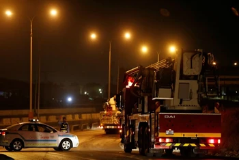 Các phương tiện di chuyển từ Amman tới Zarqa để kiểm soát đám cháy tại một khu vực hẻo lánh. (Ảnh: Reuters)