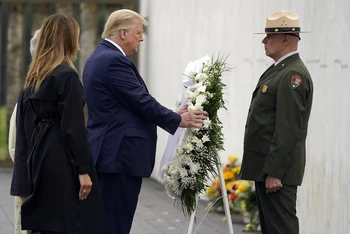 Tổng thống Mỹ Donald Trump đặt vòng hoa tưởng niệm các nạn nhân vụ tấn công khủng bố ngày 11-9, tại Đài tưởng niệm quốc gia chuyến bay số 93 ở Shanksville, bang Pennsylvania, Mỹ, ngày 11-9-2020. (Ảnh: AP)
