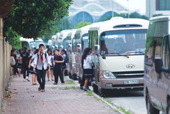 Hà Nội đang yêu cầu tăng cường quản lý chất lượng hoạt động đưa đón học sinh bằng xe ô-tô. (Ảnh minh hoạ)