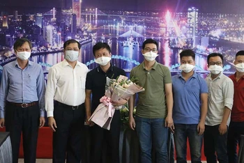 Lãnh đạo thành phố Đà Nẵng tặng hoa cảm ơn các y, bác sỹ đã hỗ trợ Đà Nẵng thời gian qua.