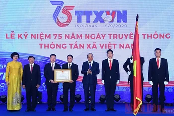 Thay mặt lãnh đạo Đảng, Nhà nước, Thủ tướng Nguyễn Xuân Phúc trao Huân chương Lao động hạng Nhất tặng TTXVN. Ảnh: TRẦN HẢI