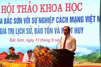 Đồng chí Dương Xuân Huyên, Phó Chủ tịch UBND tỉnh Lạng Sơn phát biểu tại hội thảo.