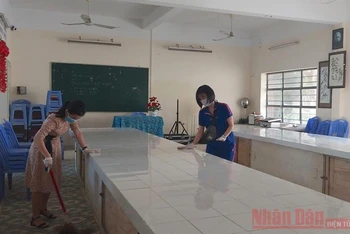 Thầy cô giáo các trường dọn vệ sinh môi trường trong và ngoài trường học.