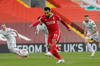 Salah (áo đỏ) lập cú hat-trick giúp Liverpool thắng Leed 4-3.