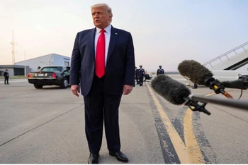 Tổng thống Trump phát biểu trước phóng viên khi ông tới sân bay quốc tế Reno-Tahoe tại Reno, Nevada, Mỹ, ngày 12-9. (Ảnh: Reuters)