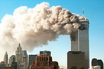 Vụ tiến công nhằm vào tòa tháp đôi WTC ngày 11-9-2001. Ảnh: GETTY IMAGES