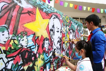 Đại diện lãnh đạo các bộ, ngành cùng thiếu nhi cùng vẽ bức tranh khổ lớn “Việt Nam - Cuba thắm tình đoàn kết” tại Lễ phát động.