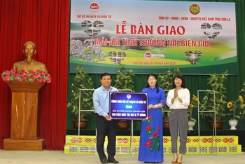 Đồng chí Nguyễn Chí Dũng trao tặng biển hỗ trợ 100 căn nhà cho huyện Sốp Cộp. 