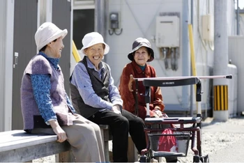 Các cụ bà đang trò chuyện tại tỉnh Kumamoto, tháng 4-2018. (Ảnh: Kyodo News)