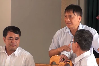 Ông Hiển (trái) và ông Tuấn (đứng), đang giải quyết vụ mất khả năng chi trả tại Quỹ tín dụng nhân dân Thái Bình, TP Biên Hòa vào năm 2017.