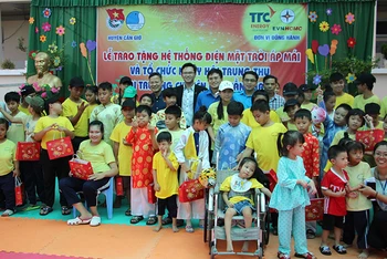 Các đơn vị, doanh nghiệp vui Trung thu cùng các em học sinh Trường Chuyên biệt Cần Thạnh, huyện Cần Giờ.