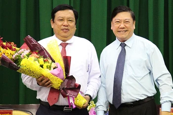 Bí thư Tỉnh ủy Vĩnh Long Trần Văn Rón tặng hoa chúc mừng tân Phó Chủ tịch UBND tỉnh Vĩnh Long Nguyễn Văn Liệt. 