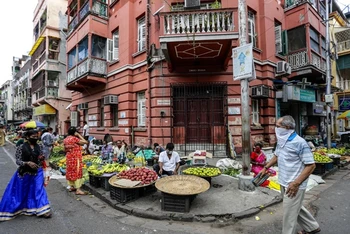 Người dân đeo khẩu trang khi đến khu chợ rau quả tại Kolkata, Ấn Độ, ngày 15-9. (Ảnh: AP)
