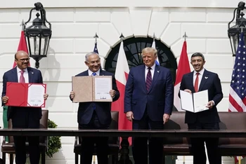 Ngoại trưởng Bahrain, Thủ tướng Israel, Tổng thống Mỹ và Ngoại trưởng UAE (từ trái sang) trong lễ ký Hiệp định Abraham tại Nhà Trắng, ngày 15-9. (Ảnh: AP)