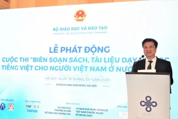 Thứ trưởng GD và ĐT Nguyễn Hữu Độ phát biểu tại lễ phát động cuộc thi. 