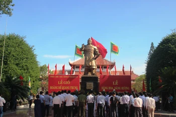 Đoàn đại biểu lãnh đạo tỉnh Bình Định và các tầng lớp nhân dân dâng hương, dâng hoa tại tượng đài Hoàng đế Quang Trung và đền thờ Tây Sơn Tam kiệt (trong Bảo tàng Quang Trung).