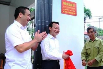 Chủ tịch UBND tỉnh Đỗ Đức Duy dự lễ trao nhà “Đại đoàn kết” cho bệnh binh 2/3 Nguyễn Văn Định, trú xã Phú Thịnh, huyện Yên Bình, ngày 15-9.