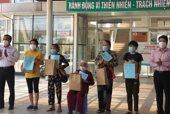 Bệnh viện đa khoa T.Ư Quảng Nam trao giấy ra viện cho các BN khỏi bệnh. 