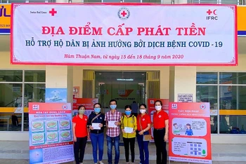 Các hộ dân ở huyện Hàm Thuận Nam (Bình Thuận), nhận tiền hỗ trợ từ Dự án ứng phó dịch bệnh Covid-19.