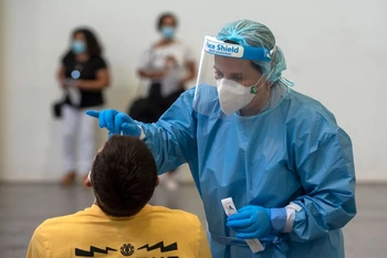 Nhân viên y tế đang lấy mẫu xét nghiệm Covid-19 tại Tây Ban Nha, ngày 2-9. (Ảnh: Getty Images)