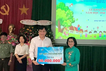 Quỹ Phát triển ĐHQG TP Hồ Chí Minh trao học bổng cho học sinh trung tâm.