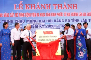 Lãnh đạo tỉnh Bình Phước và Bộ Kế hoạch Đầu tư thực hiện nghi thức gắn bảng khánh thành công trình. 