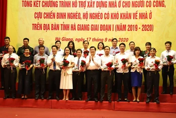 Nguyên Chủ tịch nước Trương Tấn Sang và Bí thư Tỉnh ủy Hà Giang, Đặng Quốc Khánh tri ân các doanh nghiệp đóng góp thực hiện chương trình.