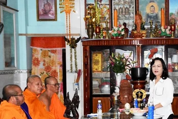 Nhân dịp lễ Đôn-ta, Tết Chnăm Thmây của đồng bào Khmer, nhiều cán bộ lãnh đạo ở Trung ương và tỉnh Bạc Liêu đến thăm, tặng quà các vị sư sãi tại các chùa.