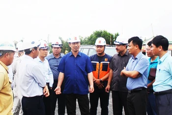 Thứ trưởng Lê Đình Thọ trao đổi chuyên môn với các đơn vị quản lý, giám sát, nhà thầu thi công dự án đoạn huyện Cam Lộ, tỉnh Quảng Trị.
