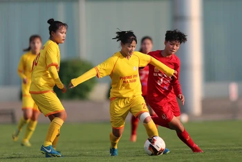 Phong Phú Hà Nam (áo vàng) chạm chán Hà Nội Watabe mùa giải 2019. (Ảnh: VFF)