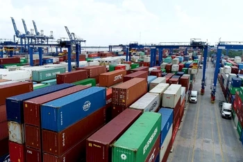 Các container hàng hóa tại cảng Cát Lái (TP Hồ Chí Minh).