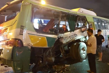 Hiện trường tai nạn giao thông làm 20 người bị thương tại Long An.