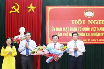 Phó Bí thư Thường trực Tỉnh ủy Quảng Trị Nguyễn Đăng Quang( bên trái) tặng hoa chúc mừng ông Đào Mạnh Hùng.