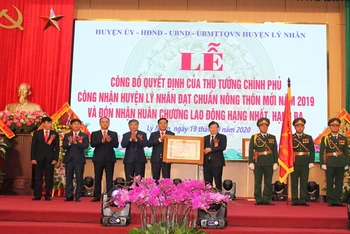 Phó Thủ tướng Chính phủ Trịnh Đình Dũng trao Huân chương Lao động hạng Nhất cho huyện Lý Nhân. 