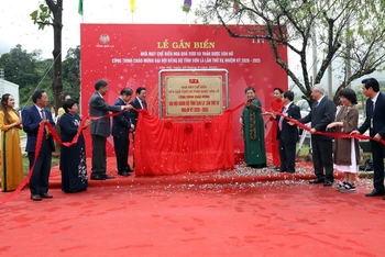 Gắn biển công trình chào mừng Đại hội Đảng bộ tỉnh Sơn La lần thứ XV nhiệm kỳ 2020 – 2025.